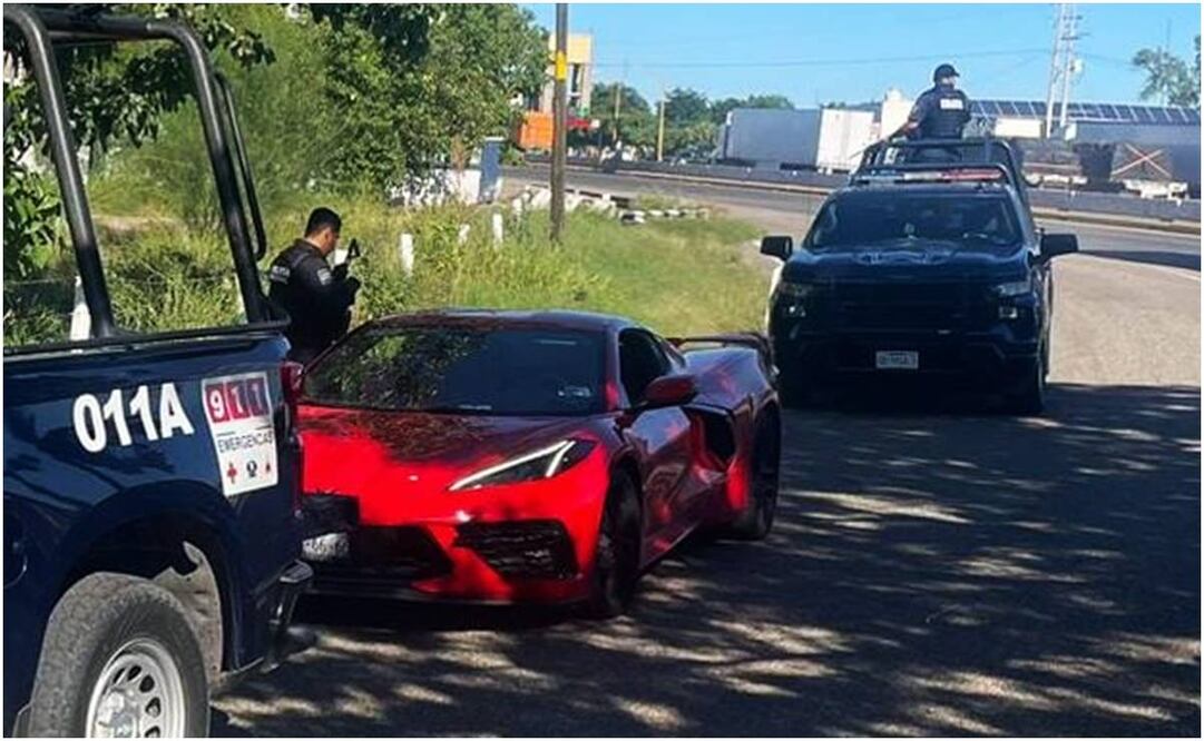 Abandonan Corvette rojo con reporte de robo en EU. Foto: Especial