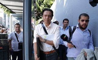 Tras casi 100 horas atrincherado, sale Marx Arriaga de la SEP tras notificación de despido; "¡no estás solo!", le gritan