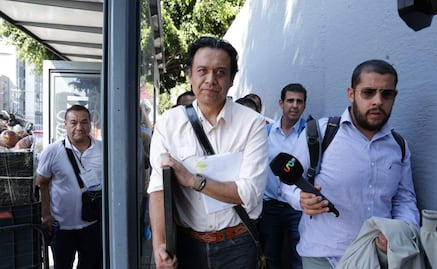 Tras casi 100 horas atrincherado, sale Marx Arriaga de la SEP tras notificación de despido; "¡no estás solo!", le gritan