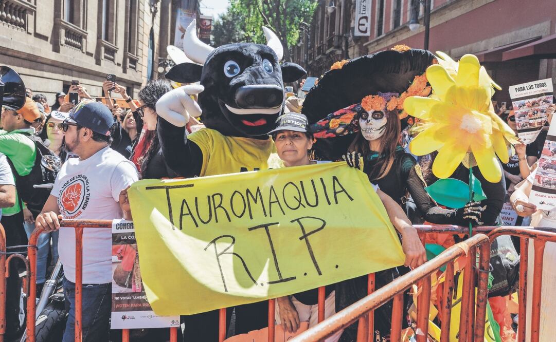 Junto a la botarga Toribio, activistas celebraron el dictamen aprobado, lo que denominaron como un hecho histórico y el inicio de la “muerte de la tauromaquia”. Foto: de Yaretzy M. Osnaya. EL UNIVERSAL