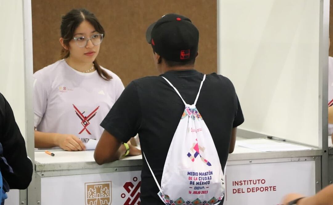 Entrega de kits a los corredores del Medio Maratón de la CDMX. Foto: Twitter. @21KCDMX
