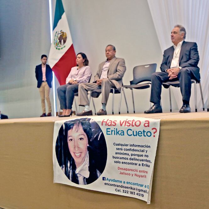 En el Tec de Monterrey, en Jalisco, se realizó el foro Escucha, Paz y Desarrollo, donde destacó la manta que exhibió una madre que desde 2014 busca a su hija. (CUA RTOSCURO)