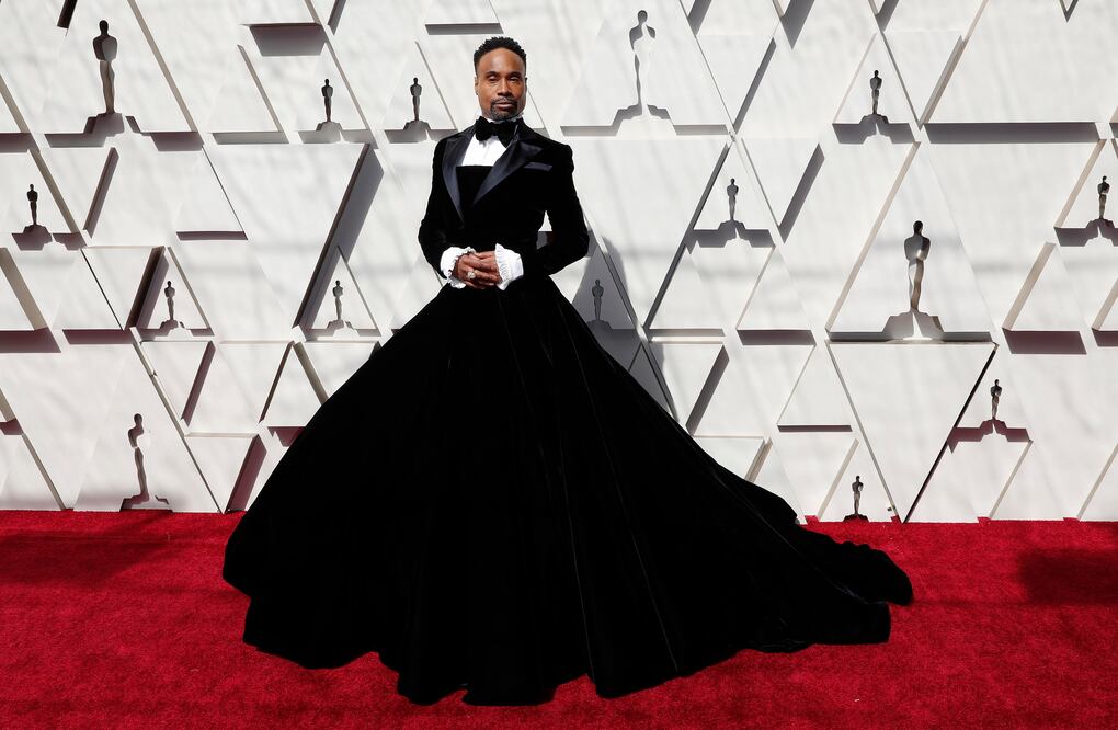 Billy Porter, utilizó extravagante falda con smoking. Foto: EFE