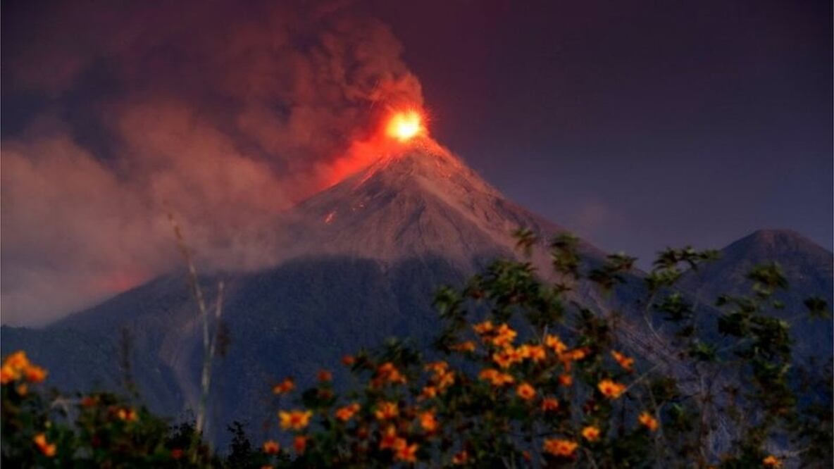 Así se veía el Volcán de Fuego en las primeras horas de este lunes 19 de noviembre (Foto: EPA)