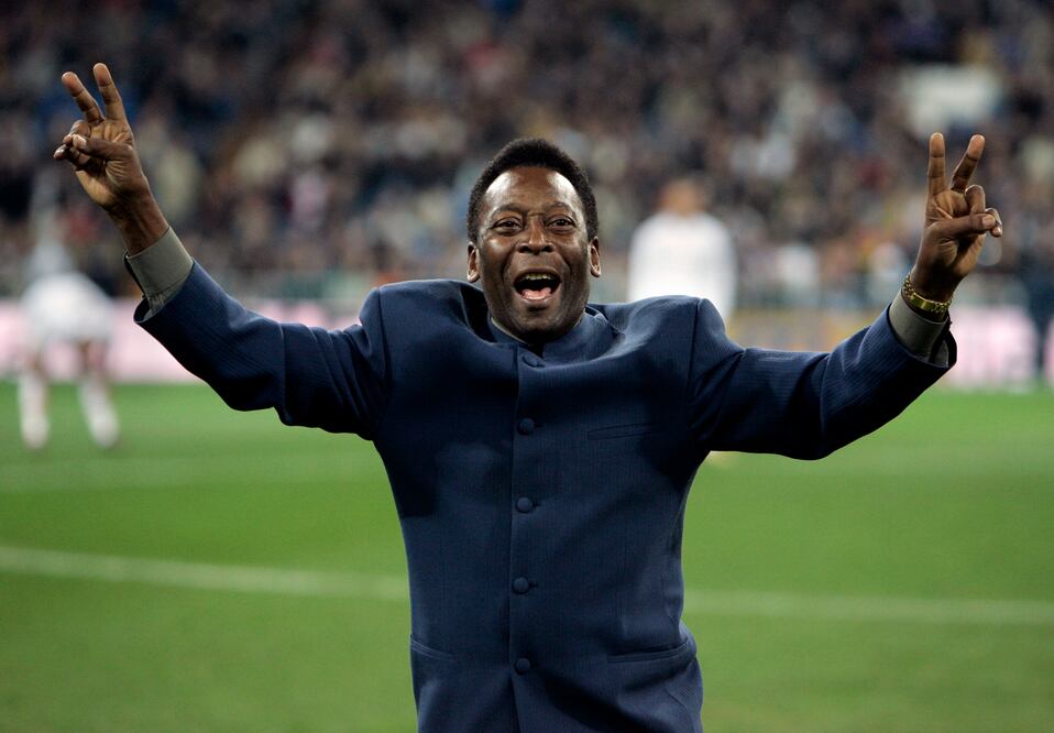 La leyenda del fútbol brasileño Pelé saluda a la multitud antes de un partido de fútbol de la liga española, en el estadio Santiago Bernabéu de Madrid, el 16 de enero de 2005. Foto: Jasper Juinen/AP