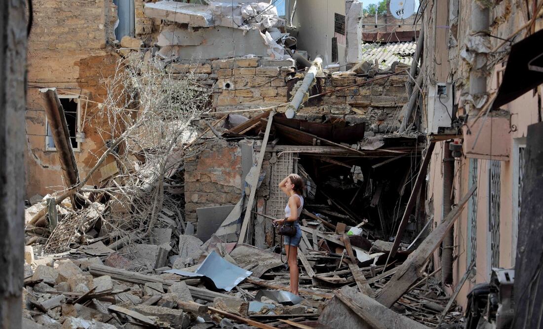 Una mujer se lamenta entre los escombros de un edificio destruido durante un ataque con drones en la ciudad portuaria ucraniana de Odesa, el 17 de junio de 2025. Foto: Archivo/AFP