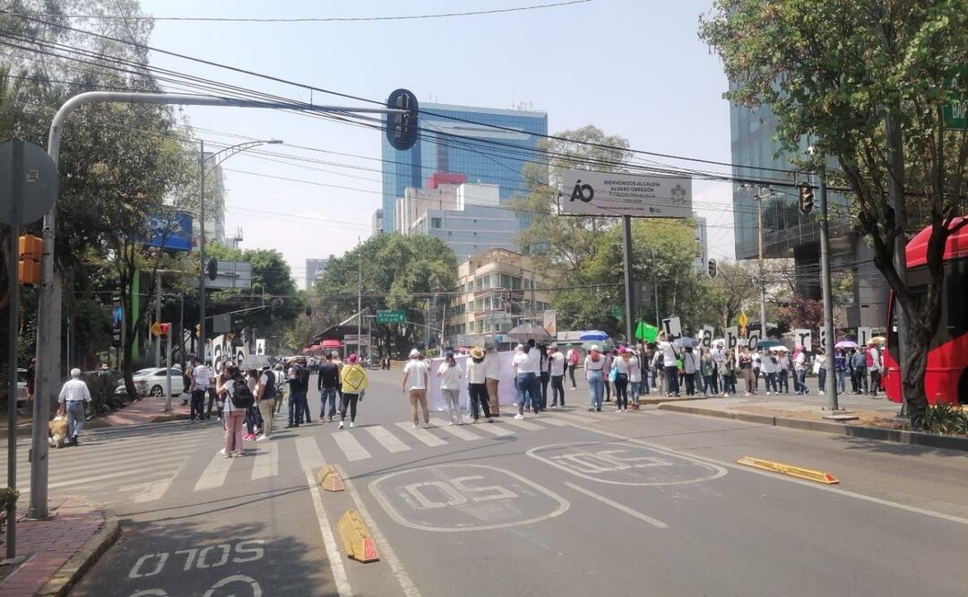 Bloqueo en Insurgentes por ex trabajadores de Mejoredu; exigen respeto a sus derechos laborales. Foto: Juan Carlos Williams