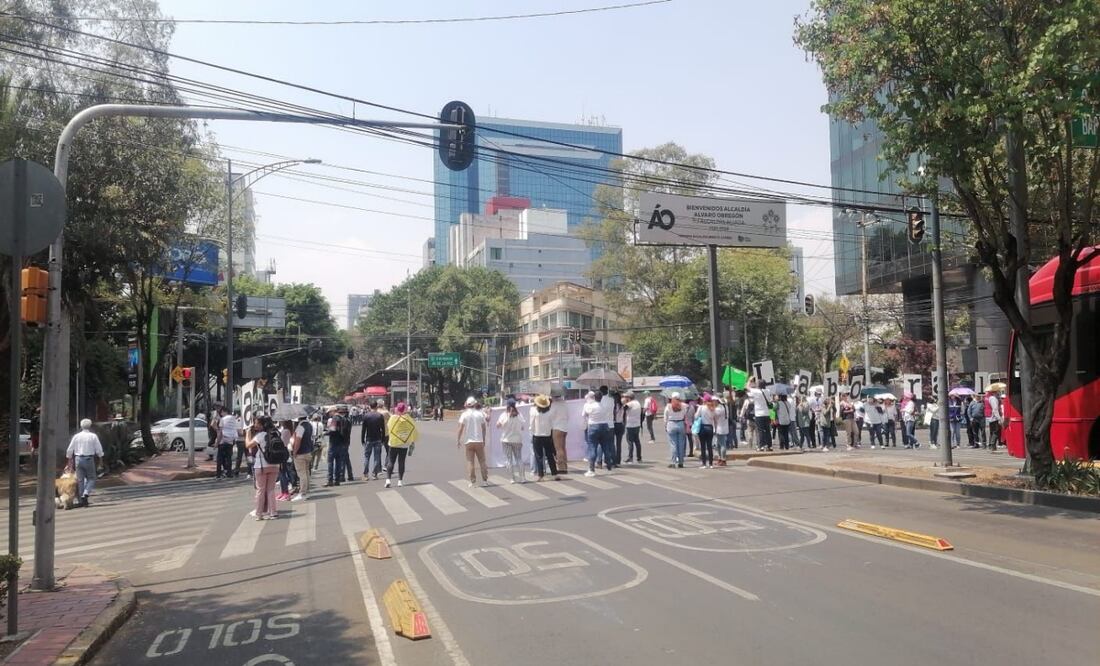 Bloqueo en Insurgentes por ex trabajadores de Mejoredu; exigen respeto a sus derechos laborales. Foto: Juan Carlos Williams