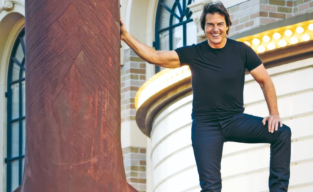 Tras la presentación del tráiler, Tom Cruise posó en la entrada de los estudios en Burbank. Foto: Warner Bros. Pictures