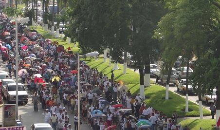 Profesores de la SUSPEG marchan en Acapulco