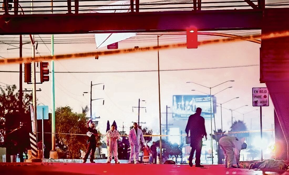 Durante la madrugada de este jueves fueron localizados los cuerpos decapitados de tres hombres que fueron colgados de un puente sobre la carretera a Colombia en el municipio de Salinas Victoria en Nuevo León. Foto: archivo/EL UNIVERSAL