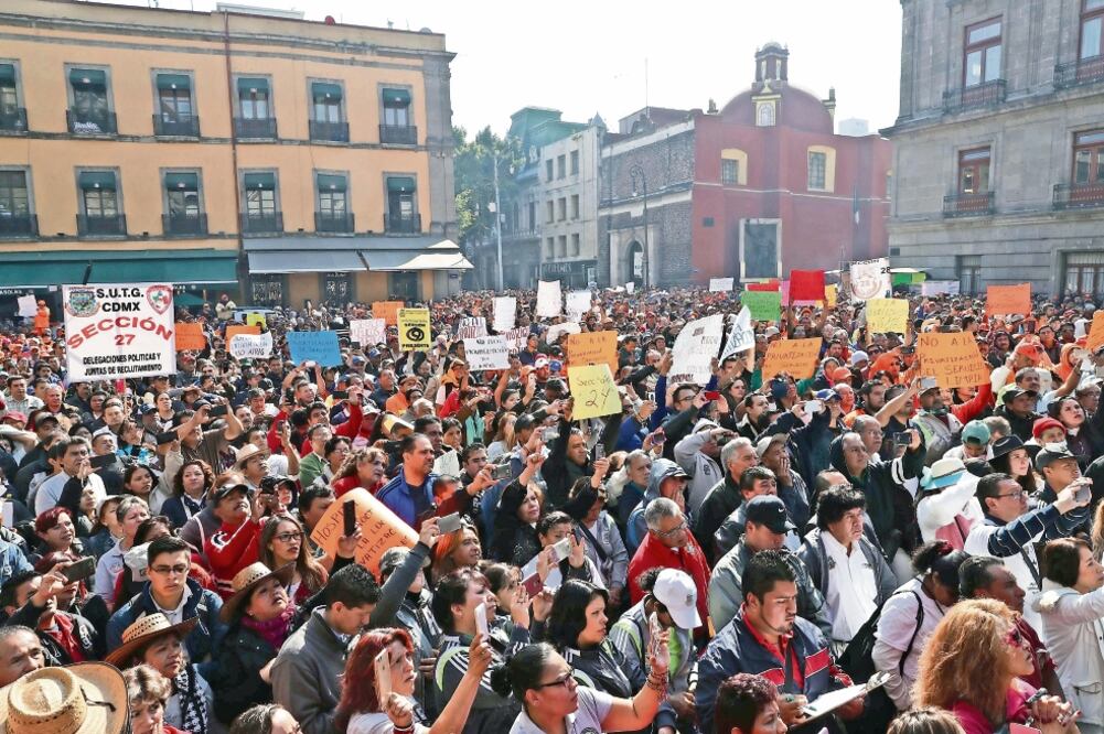 Los inconformes se apostaron a los alrededores de la calle de Donceles para manifestar su descontento por la posible intromisión de la iniciativa privada en la recolección de desechos sólidos en la capital (JUAN CARLOS REYES. EL UNIVERSAL)