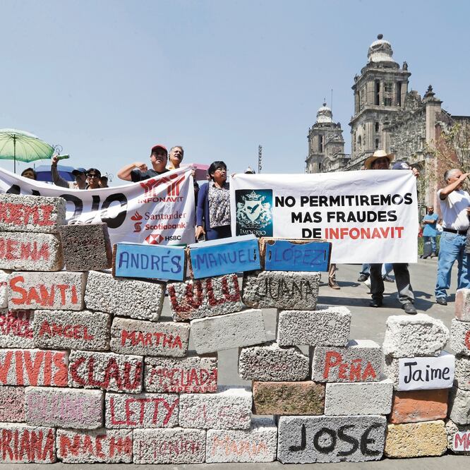 El desalojo de casas Infonavit provocó que derechohabientes afectados se manifestaran en marzo pasado, en la Ciudad de México. ARCHIVO EL UNIVERSAL