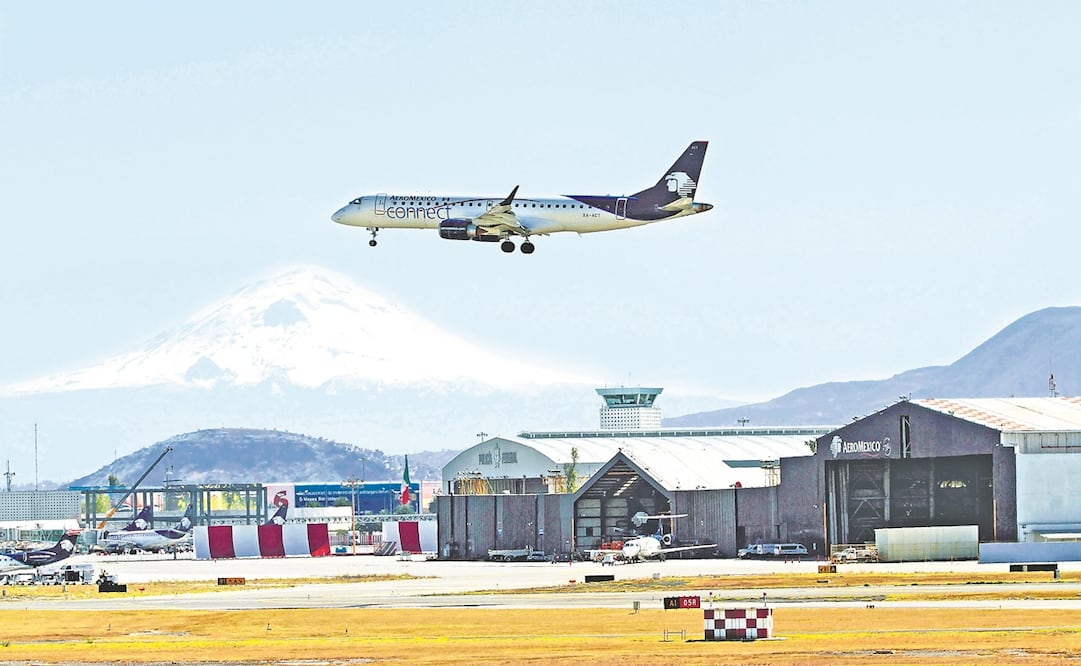 El director de la AFAC subrayó que la aviación mexicana no sería lo que es hoy sin la valiosa participación de las mujeres que, con su talento y valentía han abierto nuevos caminos. Foto: Archivo / EL UNIVERSAL