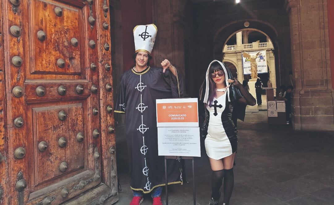 Vestidos con indumentaria religiosa, visitantes a la exposición de Fabián Cháirez se marcharon decepcionados por no poder apreciar las pinturas del artista.
Foto: de Erick Moctezuma. El Universal