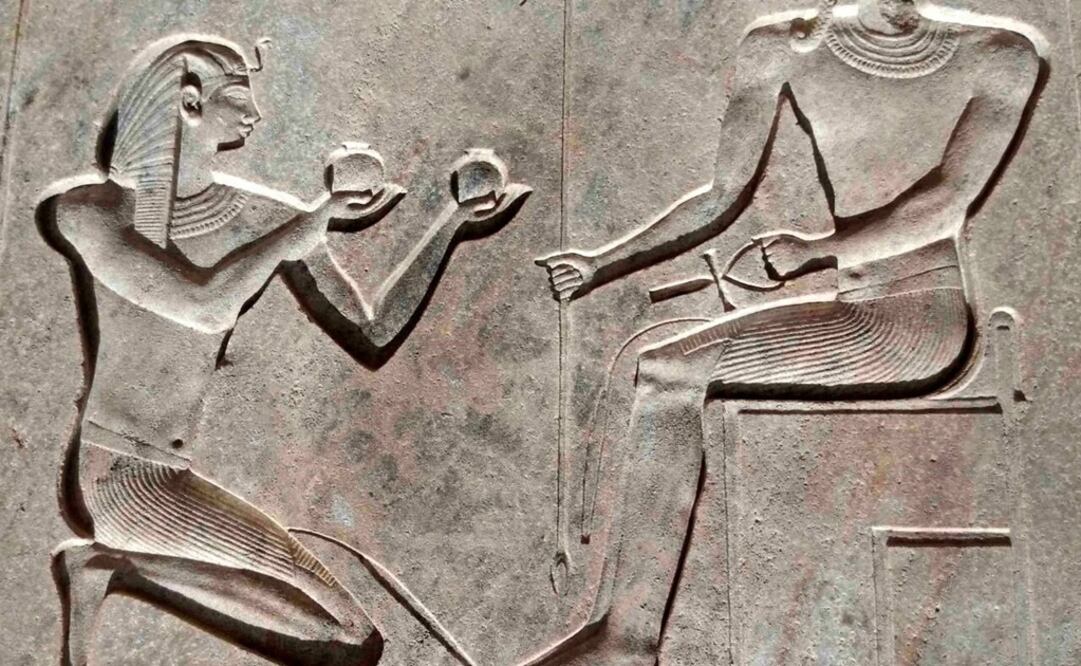 Uno de los fragmentos de una estatua de dimensiones colosales del faraón Psamético I en la antigua Heliópolis. Foto: EFE/Ministerio de Antigüedades 