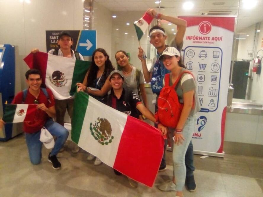 Jóvenes peregrinos mexicanos festejan en una estación del metro en la capital panameña, donde participan con júbilo en la Jornada Mundial de la Juventud. Foto; José Meléndez