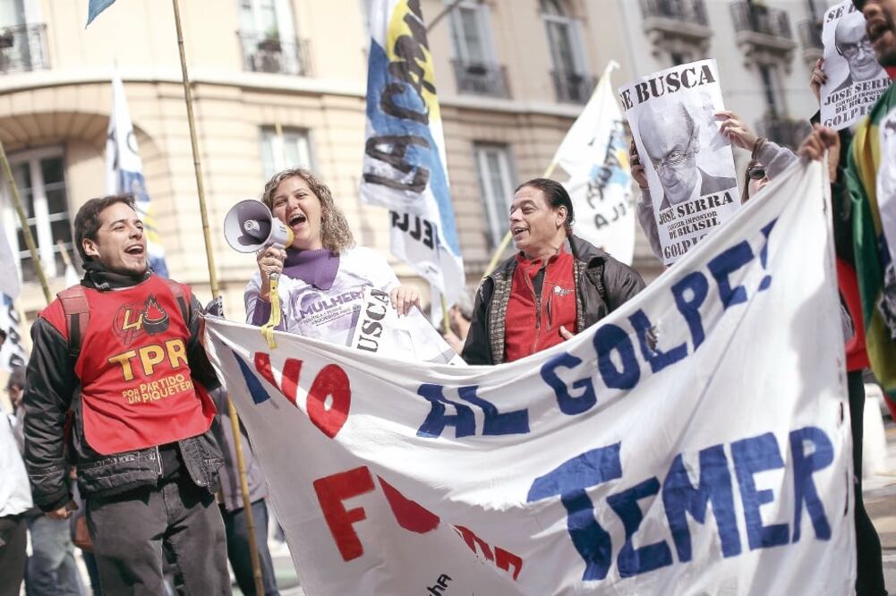 Un grupo de manifestantes protestó ayer en Buenos Aires contra la visita del ministro de Exteriores de Brasil, José Serra, y a favor de Dilma Rousseff, con consignas como “No al golpe, fuera Temer” (DAVID FERNÁNDEZ. EFE)