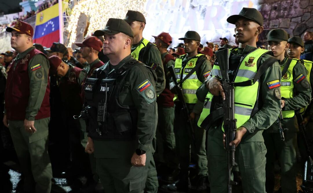 Imagen proveída por el Ministerio del Poder Popular para Relaciones Interiores, Justicia y Paz de Venezuela de integrantes de la Fuerza Armada Nacional Bolivariana participando en los ejercicios militares "Plan Independencia 200", en Petare, estado Miranda, Venezuela, el 15 de octubre de 2025. Los ejercicios militares denominados "Plan Independencia 200" fueron activados el miércoles por las autoridades venezolanas en la ciudad de Caracas, así como en el vecino estado de Miranda, donde se asienta parte del área metropolitana de la capital venezolana, confirmó el presidente de Venezuela, Nicolás Maduro. Foto: Xinhua