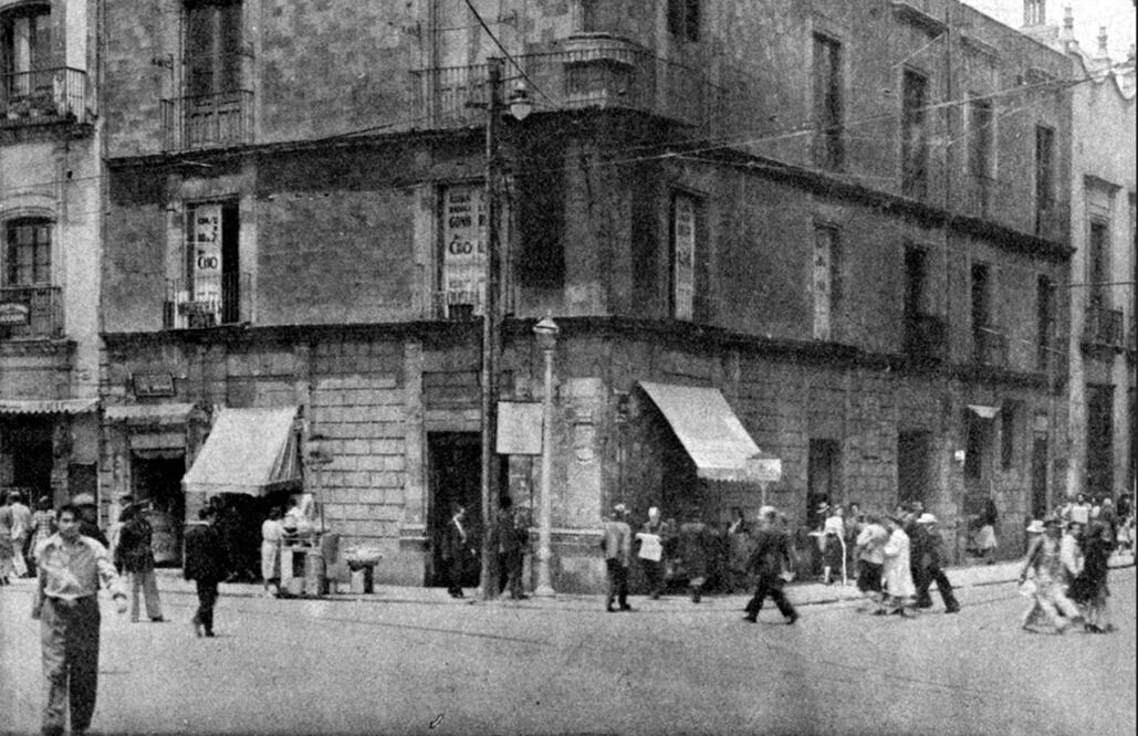 Imagen del edificio ubicado en la esquina de Seminario y Moneda, que fue la primera sede de la Real y Pontificia Universidad de México, a finales de los años cuarenta. Este inmueble se conserva hasta la actualidad, y albergó a la célebre cantina “El Nivel”, que cerró sus puertas en 2008 después de permanecer abierta desde 1872. Aquí también inició el conocido restaurante El Cardenal, en uno de sus pisos. Imagen: Col. Villasana-Torres