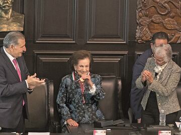 No eclipsan las ausencias a una gran mujer; Ifigenia Martínez besa su galardón