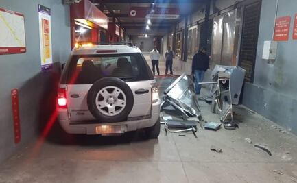 Mujer pierde control de camioneta y destroza torniquetes de Mexibús en Ecatepec