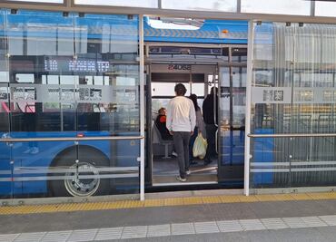 Usuarios del Trolebús Santa Martha-Chalco se quejan de cobro de 20 pesos y no 13 pesos como se había anunciado