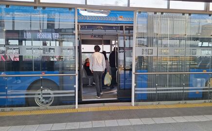 Pega confusión en la apertura de tres estaciones del Trolebús a Chalco; usuarios presentan dificultad para transbordar