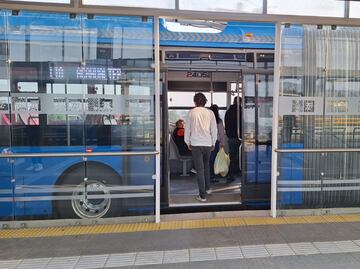 Usuarios del Trolebús Santa Martha-Chalco se quejan de cobro de 20 pesos y no 13 pesos como se había anunciado