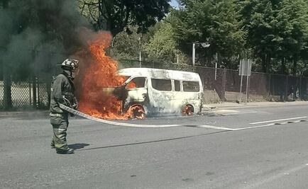 Controlan incendio de combi en Periférico Norte