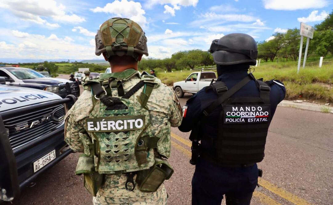 Operativo por reporte de civiles armados en Culiacán; autoridades cercan la zona para seguridad de vecinos.
Foto: Especial.