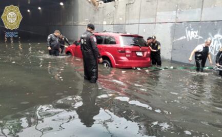 Continúan labores de auxilio en bajo puente de Eje 4 Oriente y Eje 1 Norte; retiran autos afectados