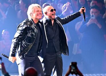 Bon Jovi triunfa en los Latin Grammy junto a Pitbull, pero desata críticas en redes