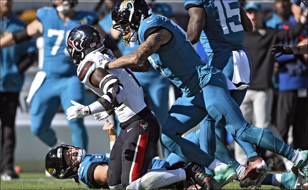 NFL suspende a Al-Shaair tras el golpe que provocó la conmoción a Trevor Lawrence; fuera tres juegos - Foto: AP