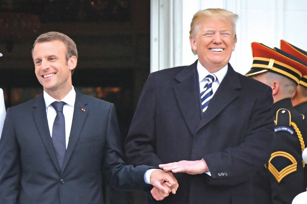 Trump (der.) y su par francés, Emmanuel Macron, ayer en la Casa Blanca. Foto: NICHOLAS KAMM. AFP