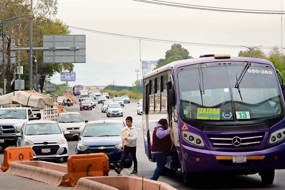 El ascenso y descenso de pasaje sobre la calzada de Tlalpan provoca congestionamiento y el enfado de automovilistas. Foto: Osmar Alvarado / EL UNIVERSAL