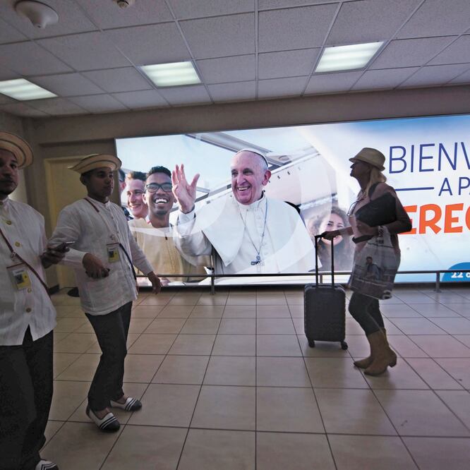 Un cartel con una foto del Papa en el aeropuerto de Tocumen, Panamá, recibe a los peregrinos que participarán en la Jornada Mundial de la Juventud. JOHAN ORDONEZ. AFP