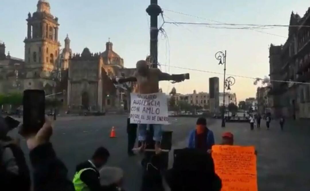 Hombre se "crucifica" afuera de Palacio Nacional; pide audiencia a AMLO