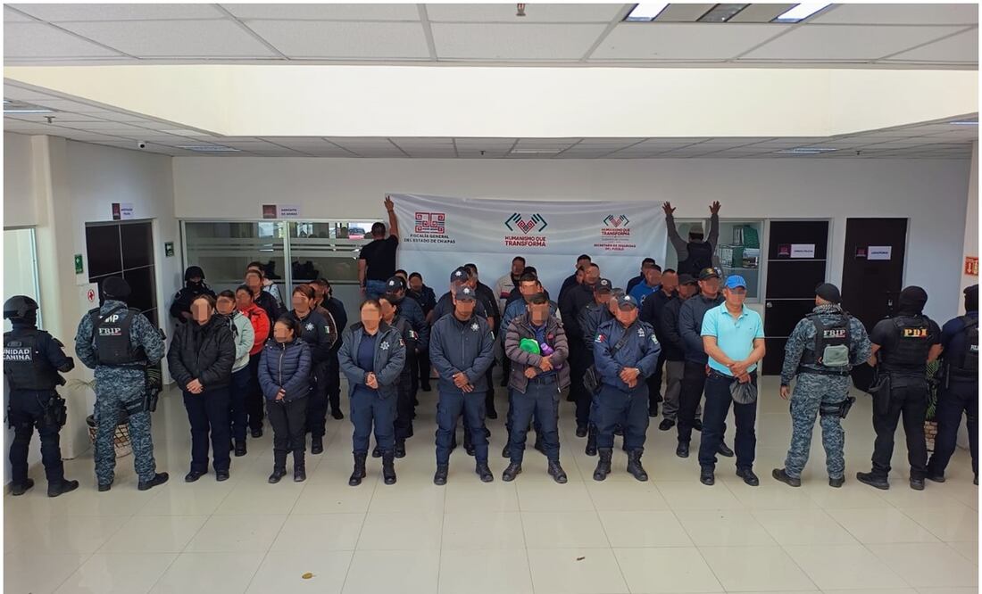 Funcionarios y policías detenidos en Chiapas acusados de operar una red de extorsión desde el ayuntamiento de Villaflores, liderado por Morena (24/01/2025). Foto: Especial