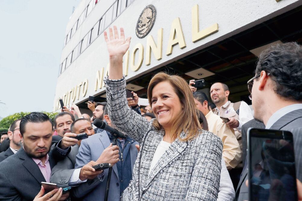 Medio centenar de seguidores recibieron y arroparon a Margarita Zavala en el INE, al acudir a registrarse como candidata independiente a la Presidencia (LUIS CORTÉS. EL UNIVERSAL)
