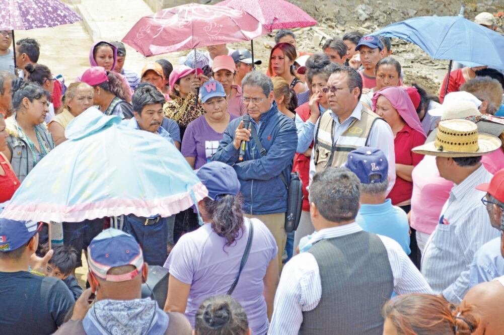 Los vecinos externaron su preocupación a Carlos Ruiz, funcionario de la Conagua, quien se comprometió a dar celeridad a los trabajos. Foto: EMILIO FERNÁNDEZ. EL UNIVERSAL