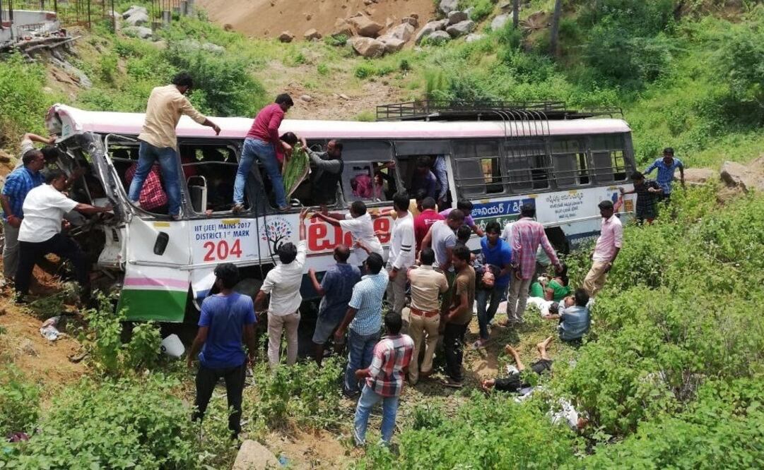 Varias personas ayudan a las víctimas de un accidente de autobús en el pueblo de Sanivarampet, Telangana, India (Foto: EFE)