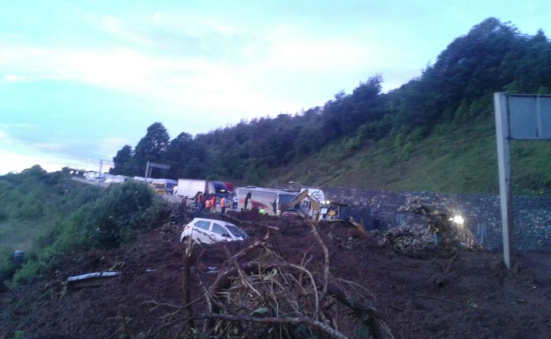 En la autopista Puebla-Veracruz esta madrugada se registró un derrumbe a la altura del túnel La Esperanza III Foto: Édgar Ávila