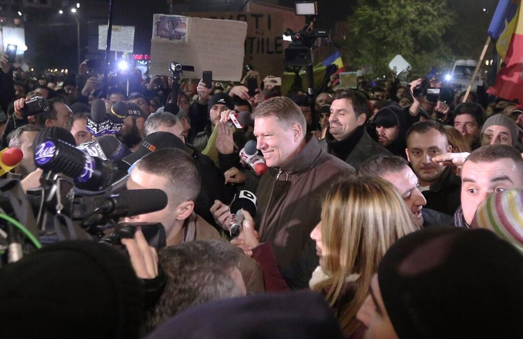 El presidente Klaus Iohannis acudió a la plaza Universitate de Bucarest donde unas 2 mil personas expresaron su malestar con los políticos rumanos (Foto: EFE)