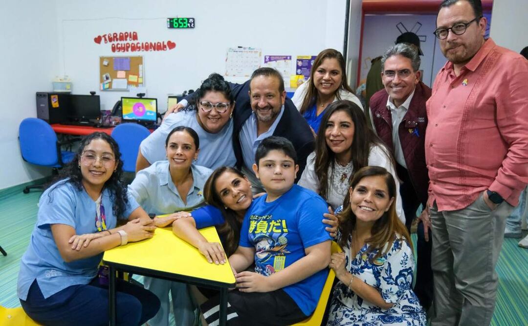 La gobernadora de Quintana Roo, Mara Lezama (centro) inaugura el Centro de Autismo DIF-Teletón Cancún (02/04/2025). Foto: Especial