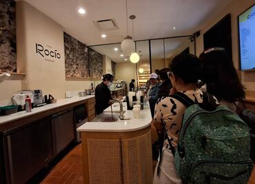 ... y mientras tanto, chocolatería de Andy, a todo lo que da; hay filas de hasta 15 minutos en el negocio de los López Beltrán que no da tickets