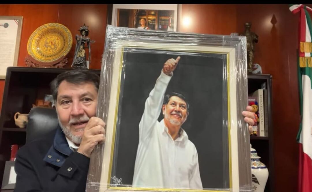 Noroña presume cuadro que lo inmortalizará en galería de Presidentes del Senado. Foto: Especial