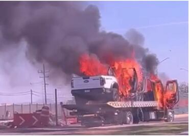 Imparable la violencia en Sinaloa; Grupo armado incendia camioneta y grúa a un costado de carretera México-Nogales