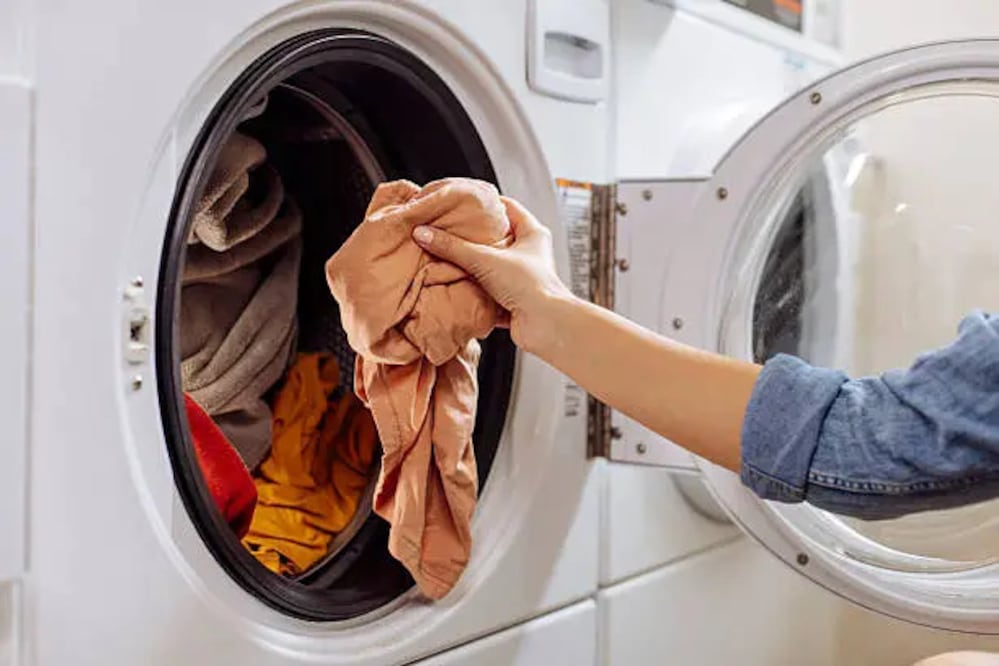 Si notas que tu lavadora ya no deja tan limpia la ropa, seguramente necesita una limpieza profunda. Foto: Unsplash