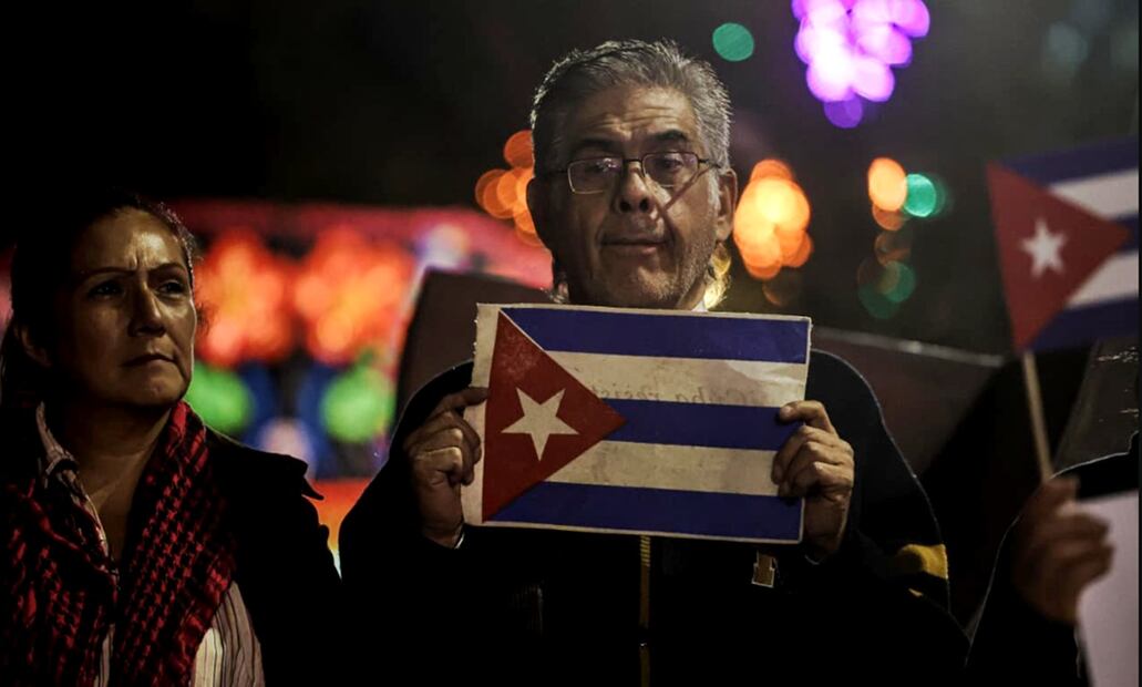 Colectivos a favor de Cuba y ciudadanos cubanos se manifestaron frente a la embajada de Estados Unidos en México contra el bloqueo a la isla, de cara a la votación en la ONU. Foto: Gabriel Pano/EL UNIVERSAL